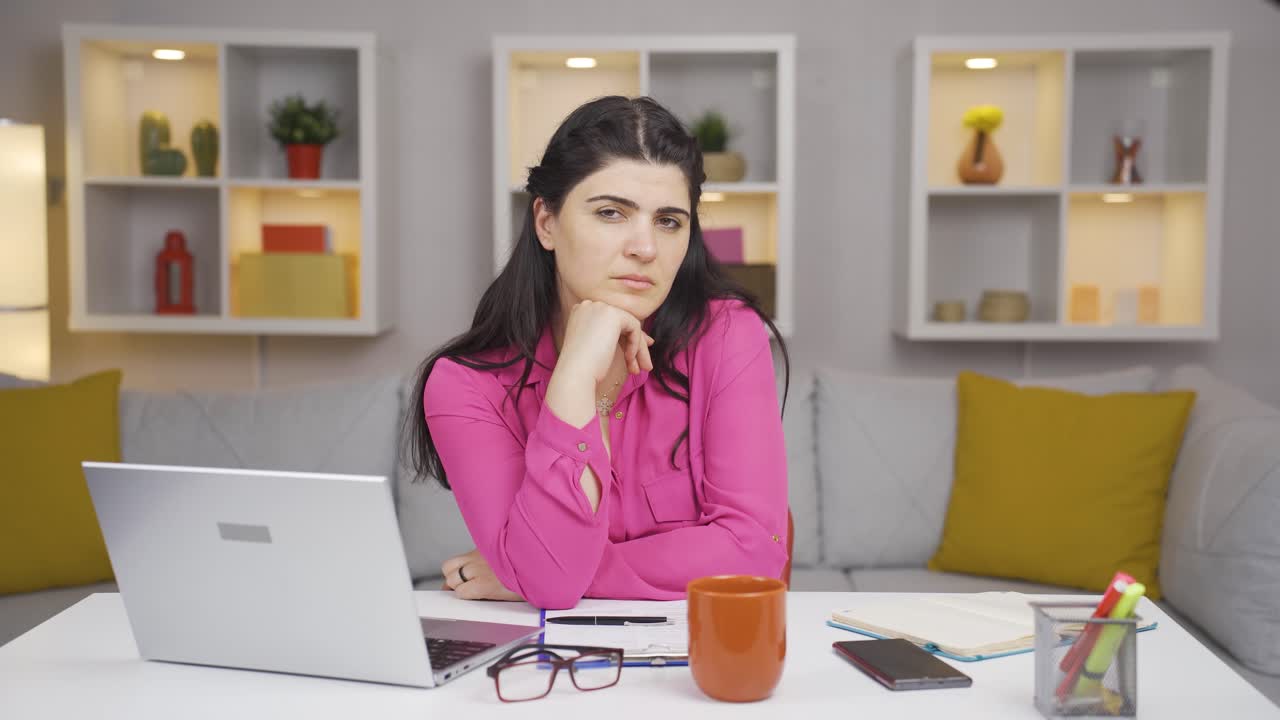 la mujer que trabaja desde casa se enoja, se siente ofendida y triste.