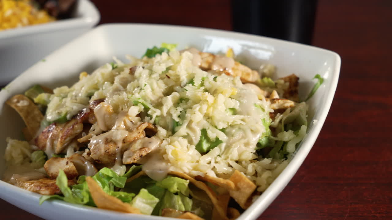 ensalada de fajita de pollo con queso triturado y tiras de tortilla, deslizador 4k