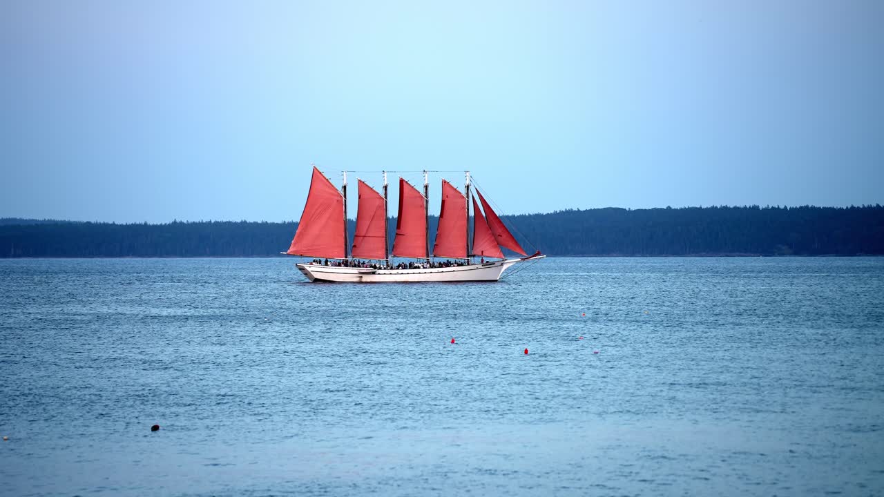 세일 보트 가 파란 시간 에 바람 을 타고 있는 물 물결 을 가로질러 미끄러진다