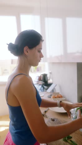 mujer preparando comida en la cocina