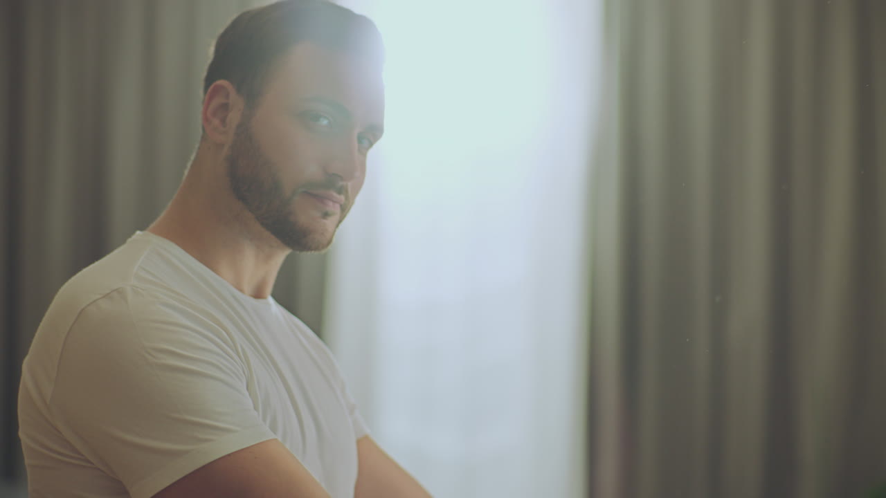 집에서 노트북으로 일하는 남자