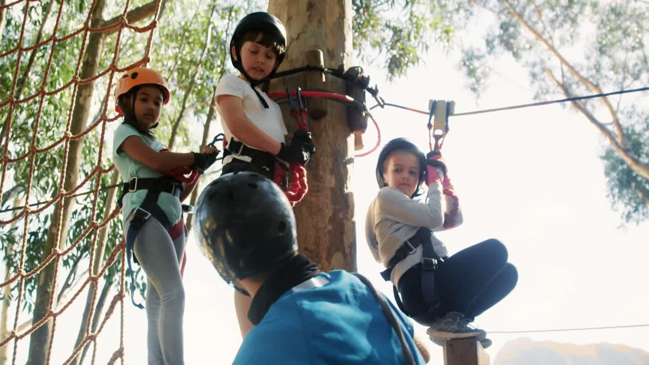entrenador instruyendo a un grupo de niños 4k