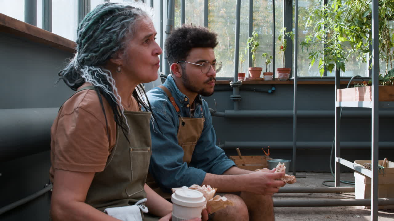 실내에서 휴식을 취하는 사람들
