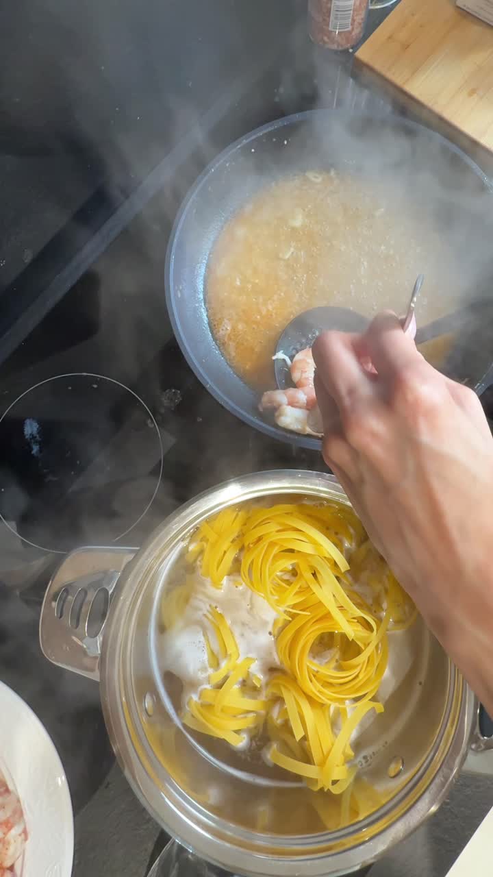 cocción de pasta con camarones