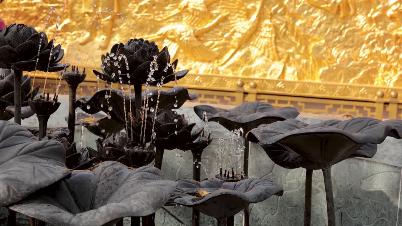 역동적인 물 분수 디스플레이와 함께 로터스 조각