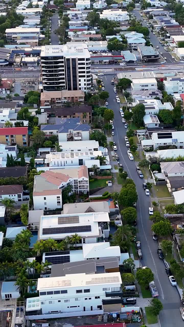 drones capturan carreteras y edificios suburbanos