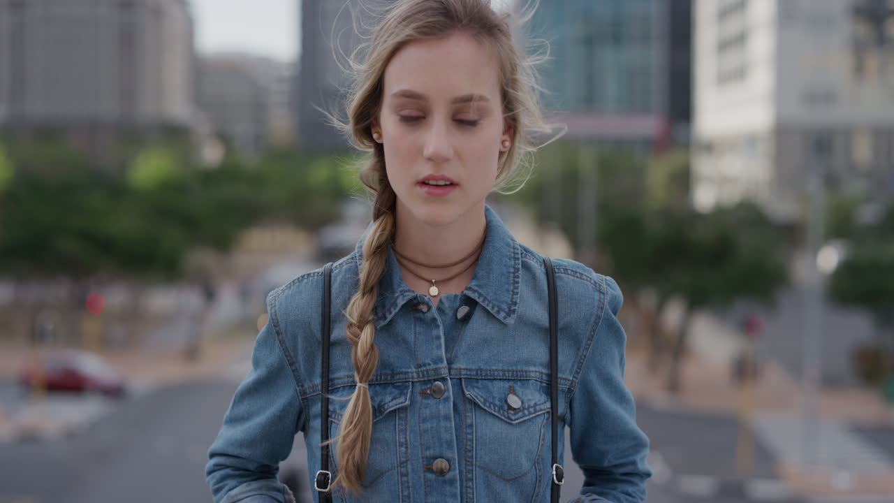 포트레이트 젊은 독립적 인 금발 여성 학생 도시에서 카메라에 자신감을 가지고 젠임 재 ⁇ 을 입고 도시 도시 풍경 배경