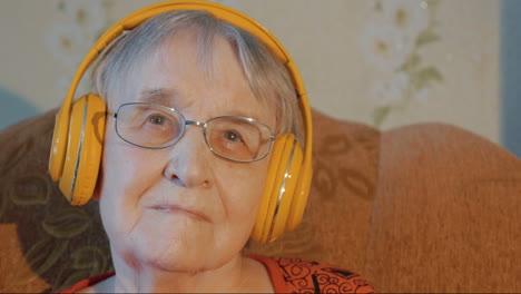 mujer mayor con auriculares escuchando música