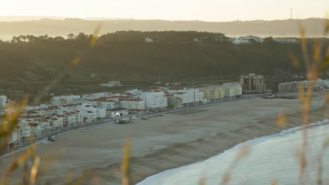 Landschaft-Des-Stadtbildes-Am-Strand-Von-Praia-Do-Norte-In-Nazare,-Portugal