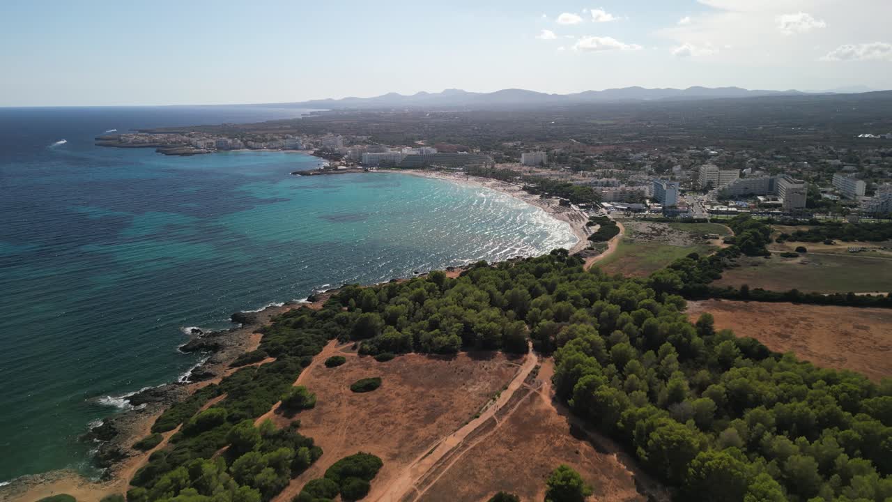 pintoresca ciudad turística con una impresionante bahía cerca de sa coma, mallorca, españa