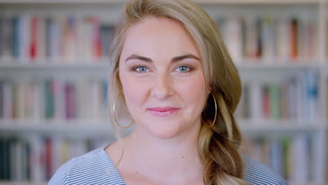 Frau,-Gesichtsporträt-Und-Lächeln-In-Der-Bibliothek