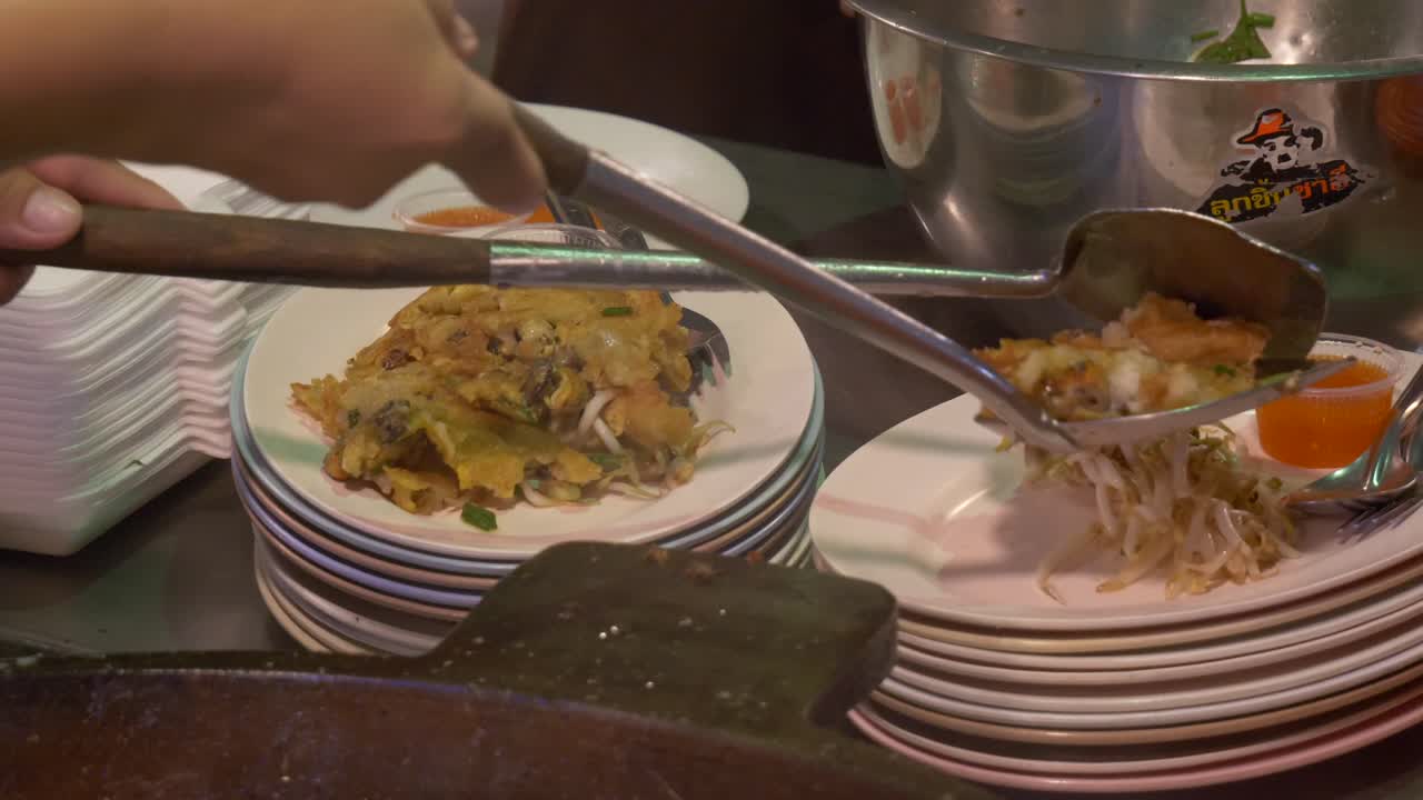 아시아 태국 스트리트 푸드 부스 레스토랑 야시장 굴과 함께  ⁇ 고기