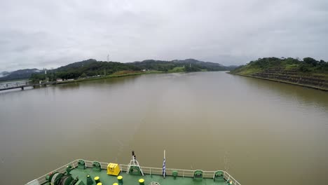 Timelapse-Petrolero-Cruce-Tránsito-Canal-De-Panamá-Vista-De-Popa-Remolcador-Miraflores