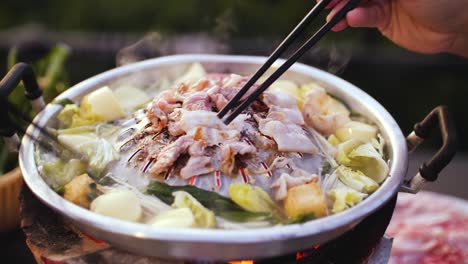 barbacoa tailandesa de cerdo a la parrilla y vegetales mixtos en una sartén caliente