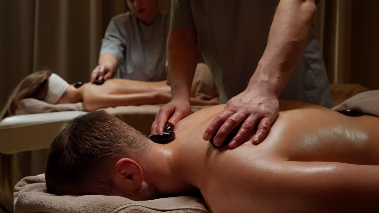 Par modtager afslappende hot stone massage på et luksus spa