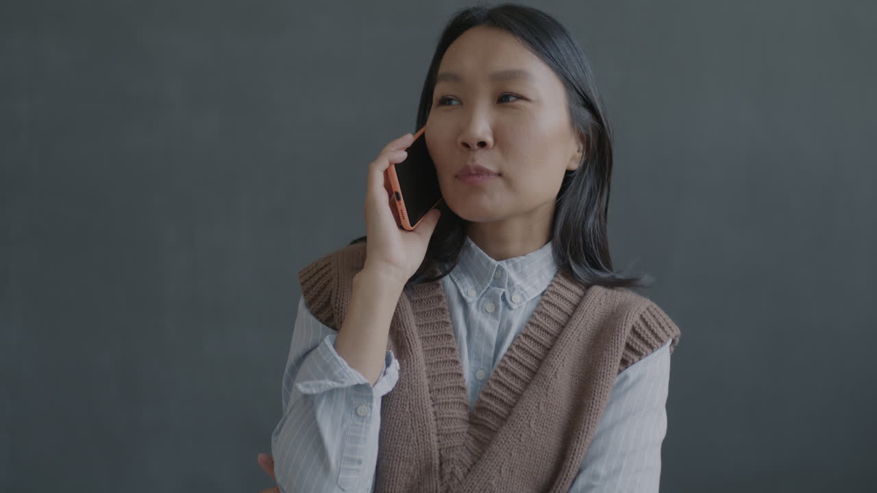 전화 통화 중인 여자