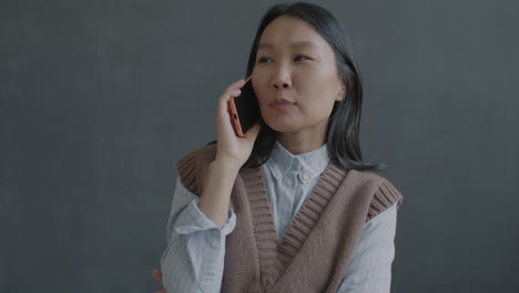 전화 통화 중인 여자