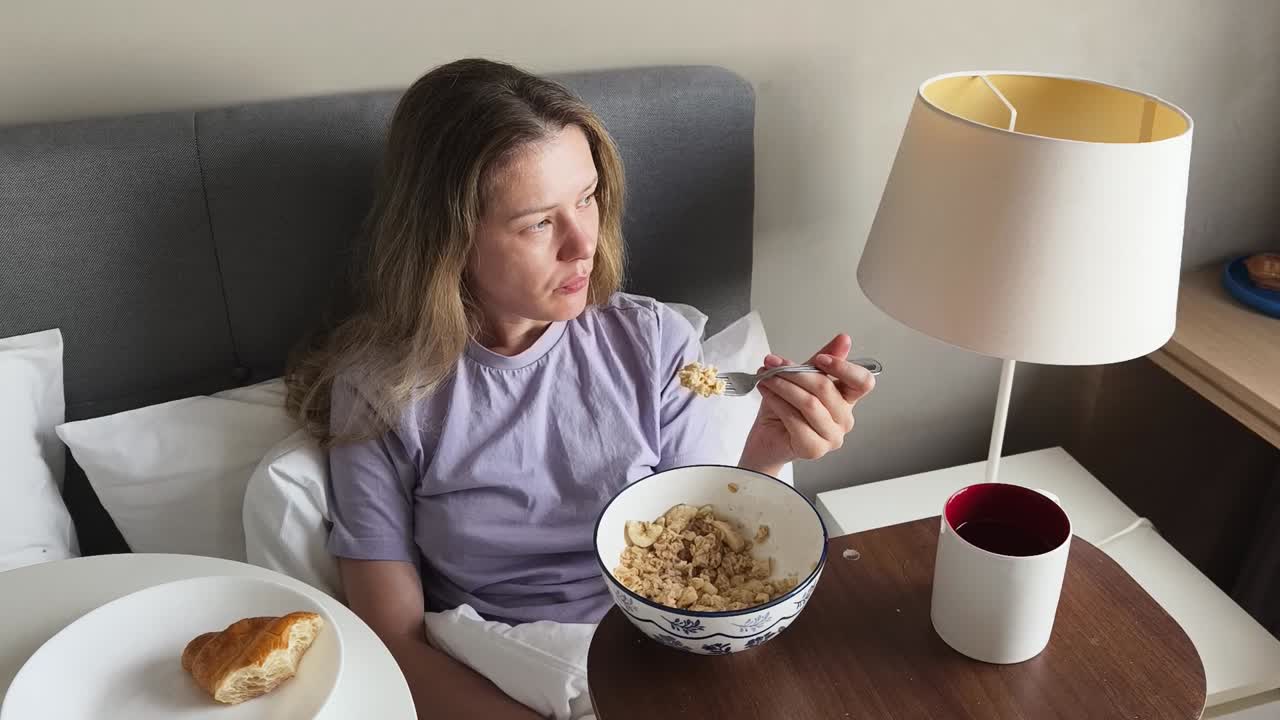 mujer desayunando en la cama