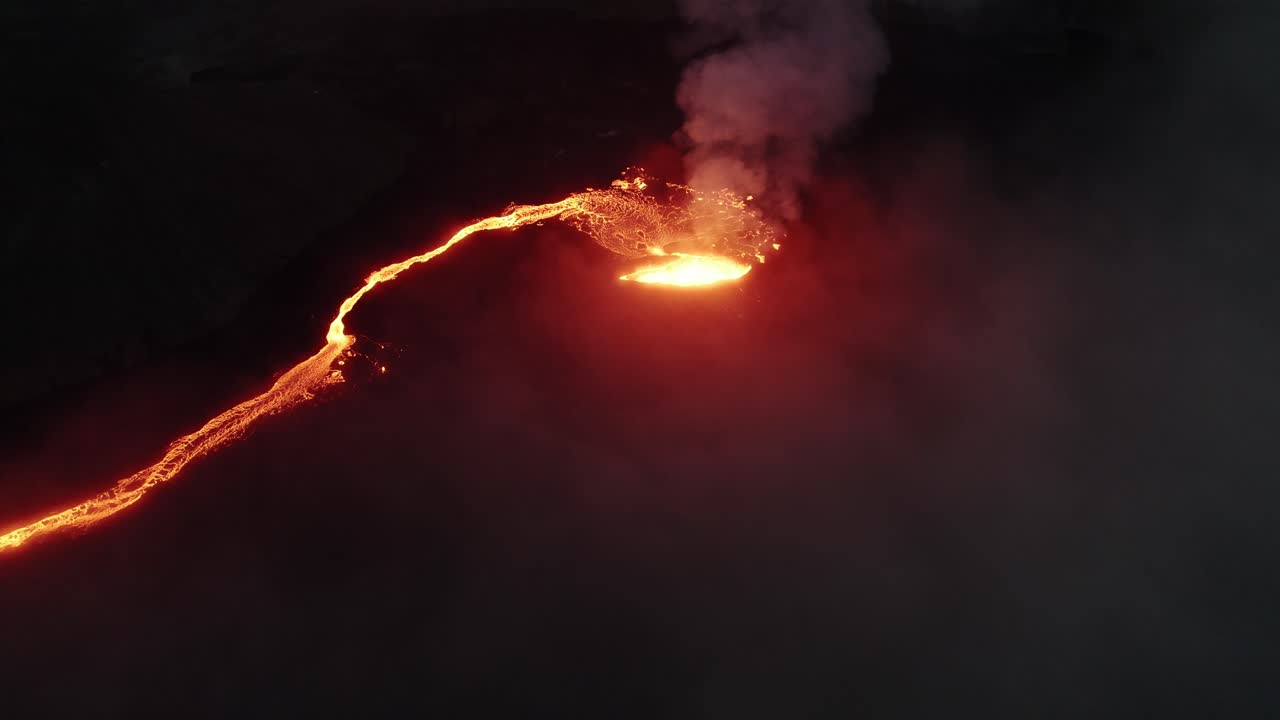 tirare indietro a sinistra la ripresa ad alto angolo del drone del vulcano litli hrutur in islanda con nebbia e fumo