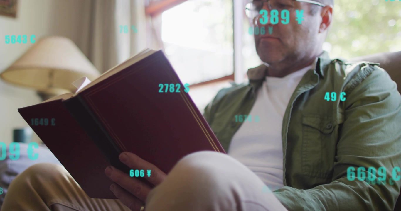 Uomo maturo che apre un libro in salotto, analizzando le finanze con numeri di valuta verde acqua fluttuanti