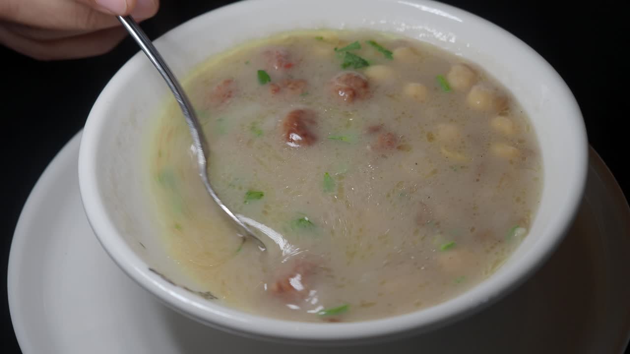 Menyantap Sup Kacang Arab dan Bakso Hangat dengan Sendok