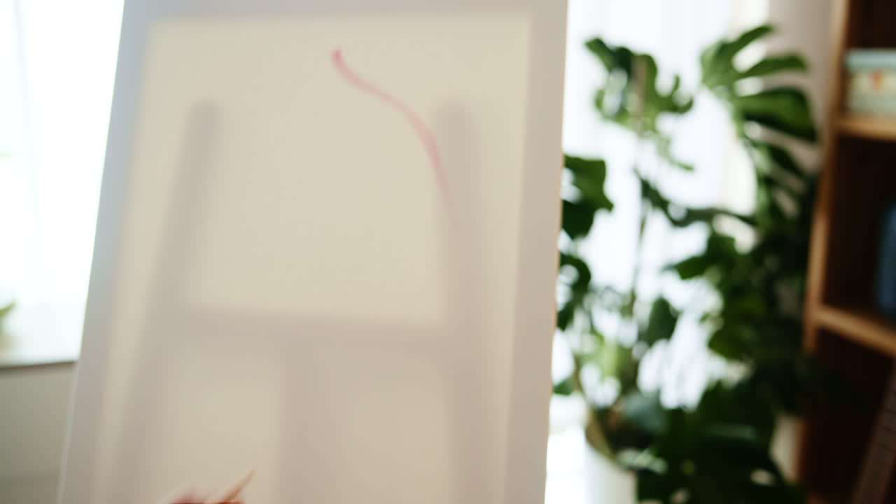 persona dibujando en un caballete