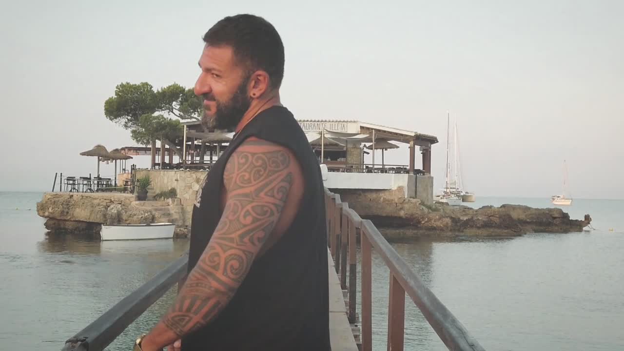 camp de marda yürüyen bir adam