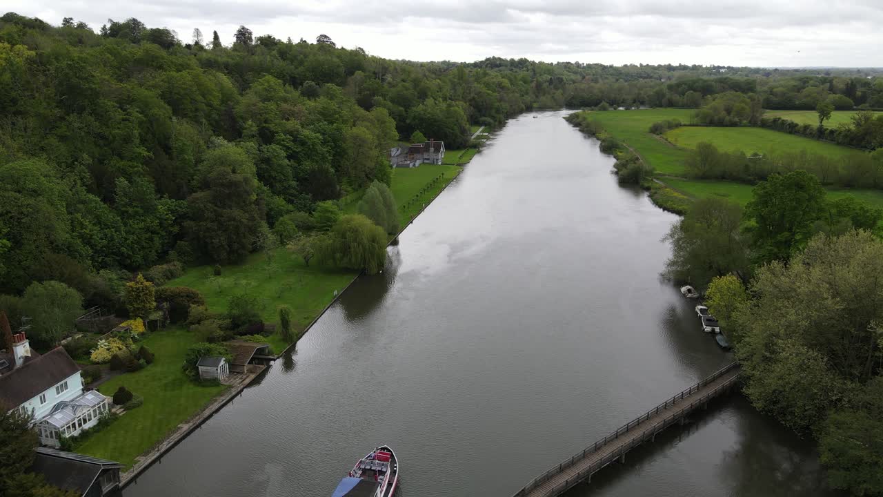 Chiusa di Marsh sul fiume Tamigi, Regno Unito - Grande barca che lascia la chiusa - Filmato aereo
