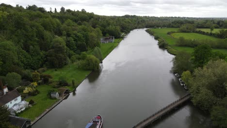 Sumpfschleuse-Auf-Der-Themse-Großbritannien-Großes-Boot,-Das-Luftaufnahmen-Der-Schleuse-Verlässt