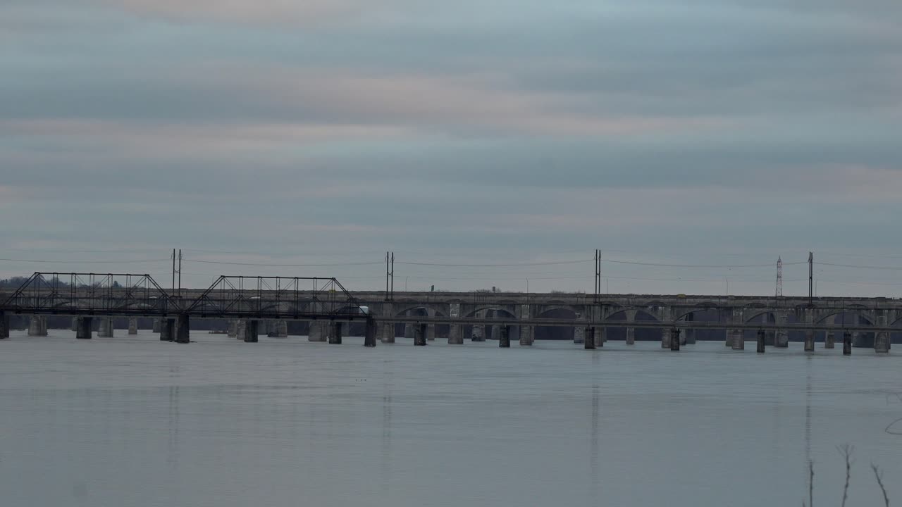 펜실베이니아 주 해리스버그 근처의 사스케하나 강을 가로지르는 많은 다리