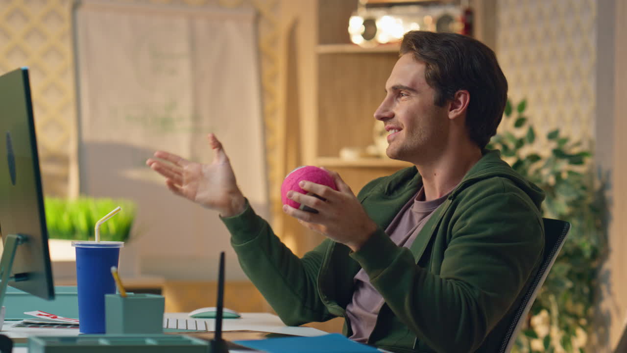 un hombre alegre hablando en una oficina moderna. un tipo independiente disfrutando de su descanso de trabajo.