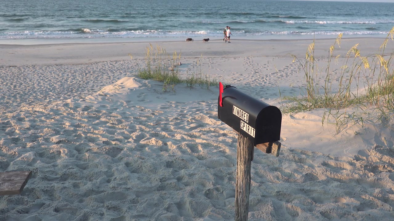La cassetta della posta "Kindred Spirit" su Bird Island, appena a sud di Sunset Beach NC, dove le persone possono lasciare commenti sul loro percorso di vita e leggere ciò che altri hanno scritto