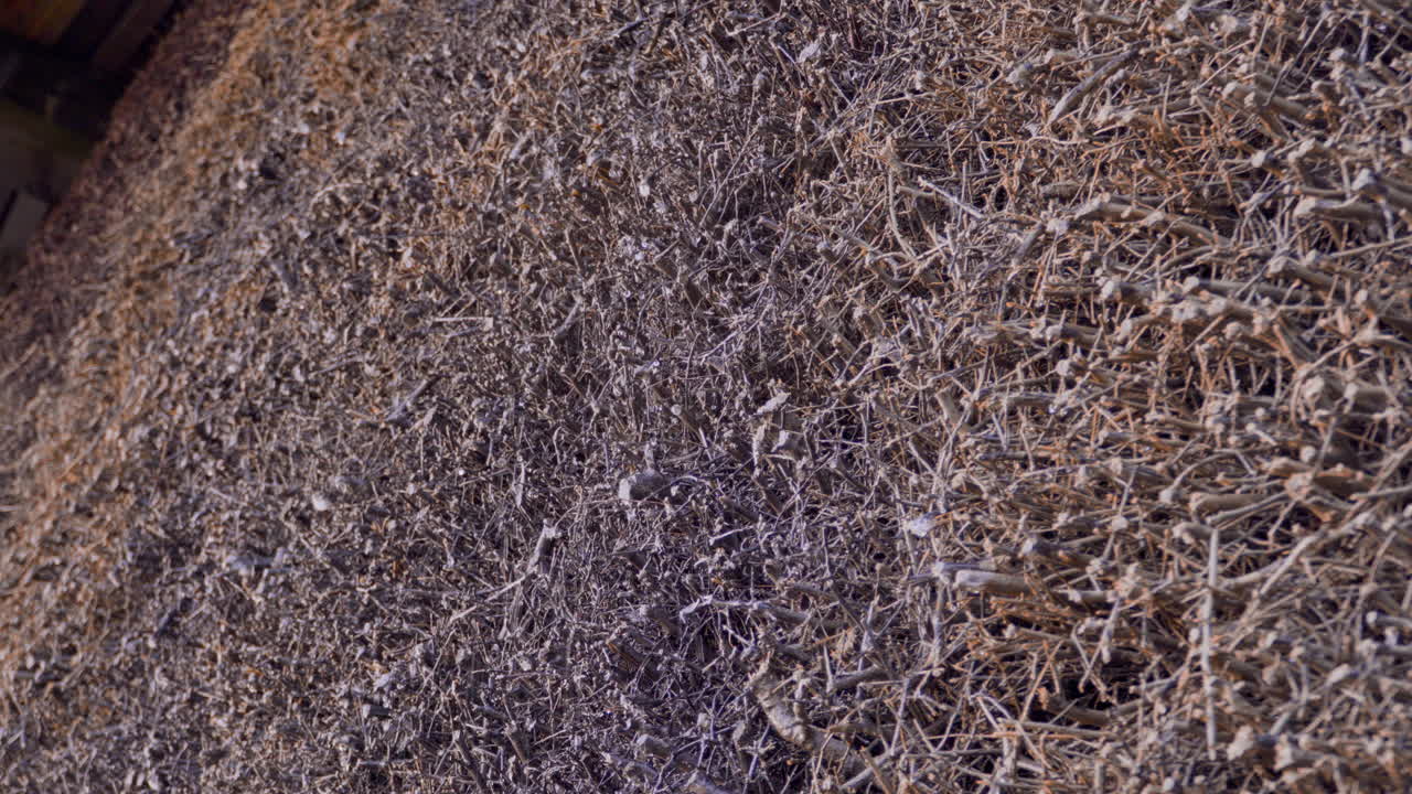 졸업 타워: 물방울이 떨어지는 느린 동작 소금 생산