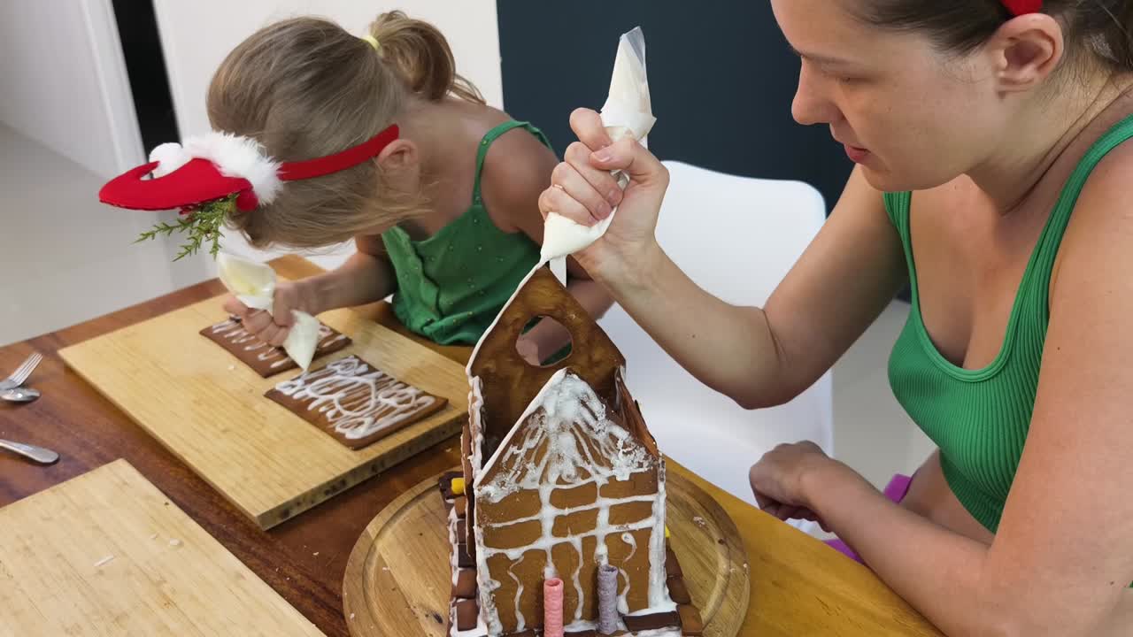 familia decorando una casa de pan de jengibre