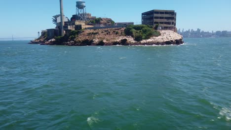 Cardán-Inclinándose-Hacia-Arriba-Desde-La-Bahía-De-San-Francisco-Hasta-La-Parte-Trasera-De-La-Isla-De-Alcatraz-En-Un-Barco-En-Movimiento