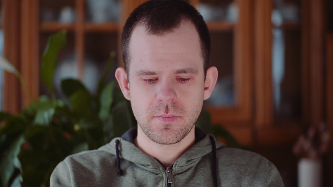 열이있는 기침을하는 재채기 젊은이 2