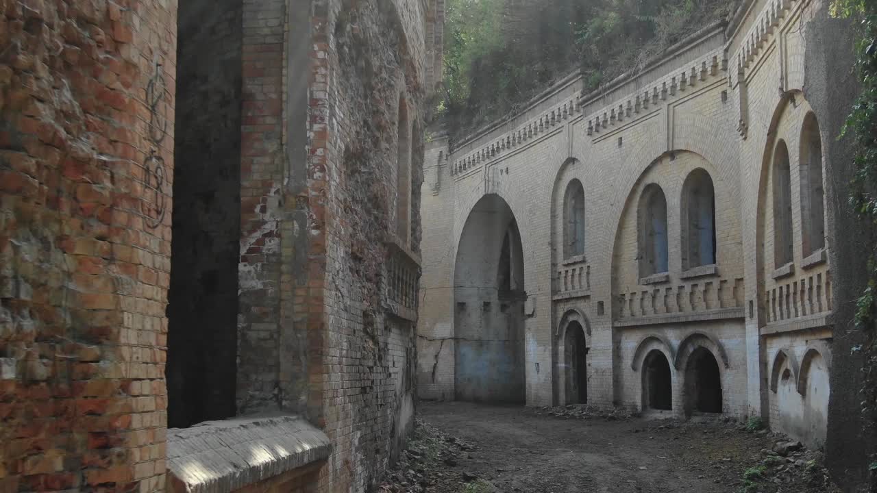 우크라이나 의 숲 에 둘러싸인 고대 유적 들 의 공중 사진