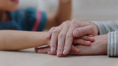 cerca niña pequeña sosteniendo la mano de la abuela abuela jugando con la nieta disfrutando de la vinculación con la nieta concepto de familia 4k metraje