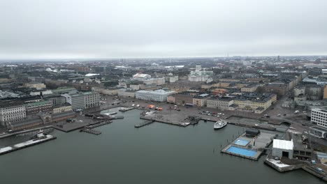 Paisaje-Urbano-De-Helsinki-Con-La-Catedral-De-Helsinki,-El-Puerto-Sur-Y-La-Plaza-Del-Mercado-Kauppatori,-Finlandia