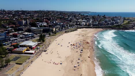 Drohnen-Luftlandschaftsansicht-Des-Belebten-Strandes-Von-Maroubra,-Randwick,-Coogee,-Ozean,-Meer,-Urlaub,-Sonniges-Wochenende,-New-South-Wales,-Sydney,-Stadttourismus,-Reisen,-Australien,-4k