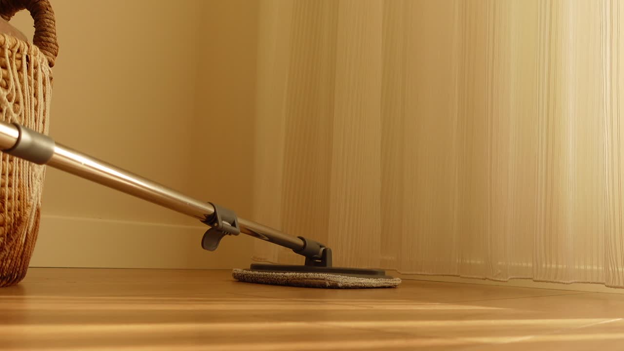 으로 바닥을 청소하는 것