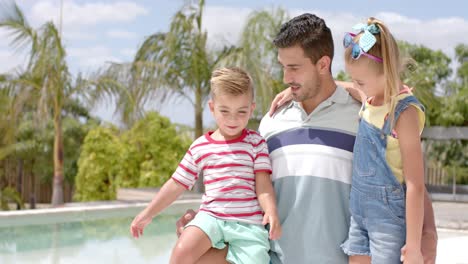 Glücklicher-Kaukasischer-Vater-Mit-Kindern,-Die-Sich-Am-Schwimmbad-Des-Strandhauses-Unterhalten