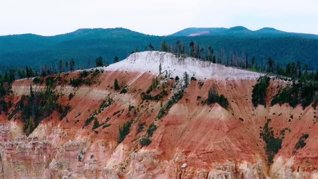 Paesaggio del Mojave con formazioni rocciose colorate e montagne lontane