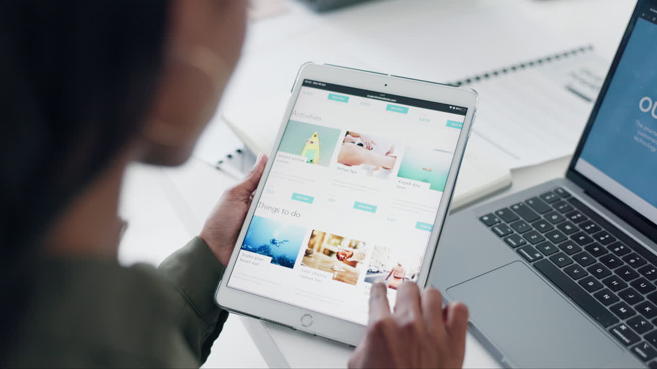 negocio, desplazarse y mano en la pantalla de la tableta