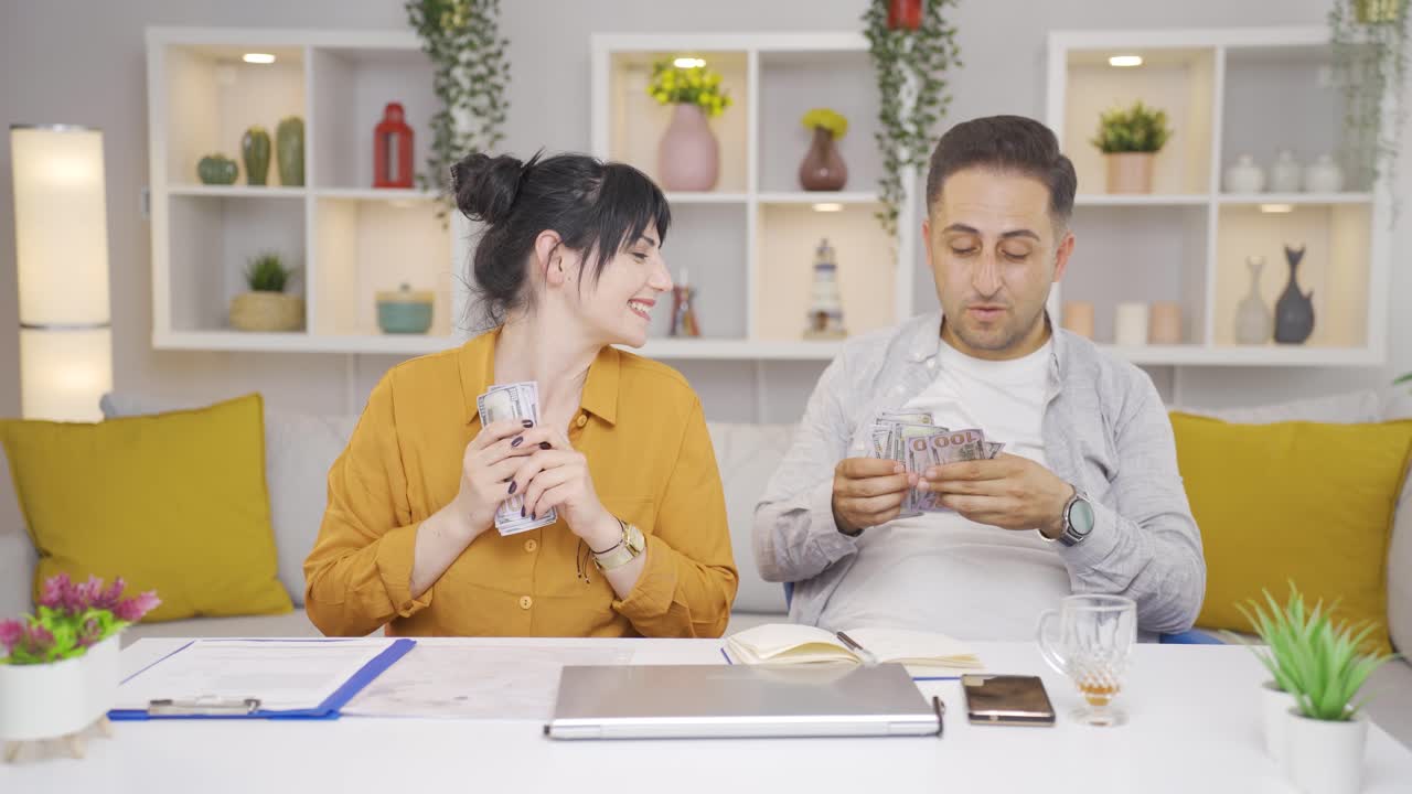 돈을 버는 커플. 행복하고 즐거운.