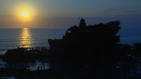 Der-Tempel-Pura-Tanah-Lot-In-Bali-indonesien-Hebt-Sich-Vom-Wasser-Ab