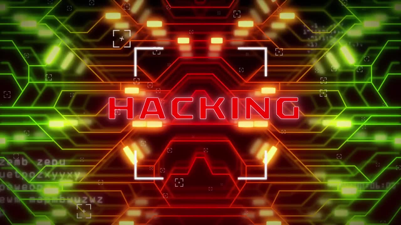 animación de hacking de texto y procesamiento de datos a través de una placa de circuitos.