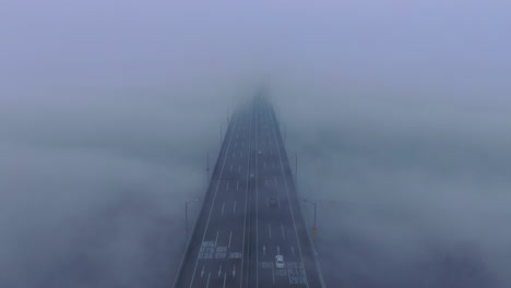 Puente-De-La-Carretera-Sobre-Una-Nube-De-Atmósfera-De-Ensueño