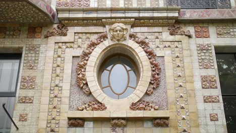 escultura de cerámica sobre la puerta de entrada de un edificio diseñado por el arquitecto andre arfvidson en el estreno de 31 rue campagne en parís, francia