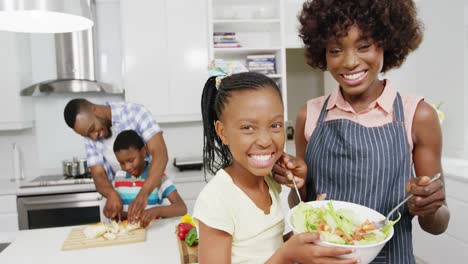 Glückliche-Familie,-Die-Essen-In-Der-Küche-Zubereitet